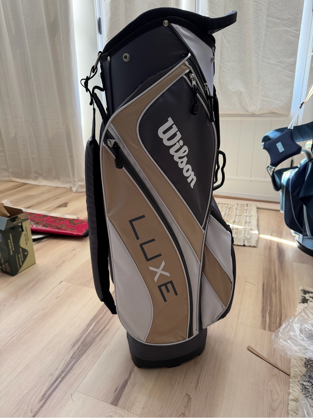 Wilson Luxe Women’s Golf Bag in Gold and Gray